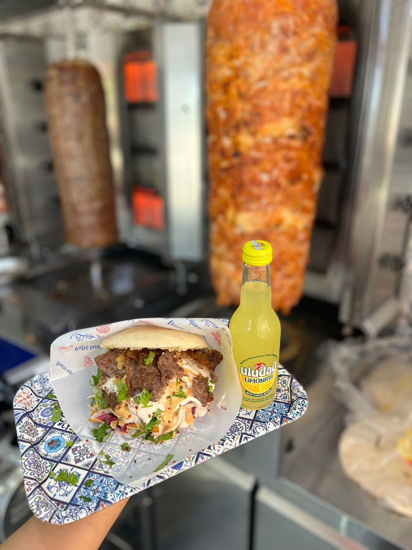 Kebab Urfa cu băutură răcoritoare